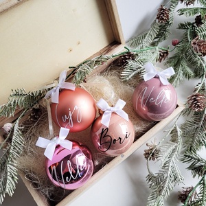 karácsonyi gömb névvel feliratozva, 6cm, választható gömb, név és masni szín, pink, rose gold, barack - karácsony - karácsonyi lakásdekoráció - karácsonyfadíszek - Meska.hu