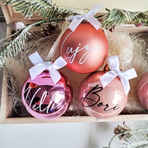 karácsonyi gömb névvel feliratozva, 6cm, választható gömb, név és masni szín, pink, rose gold, barack - Meska.hu