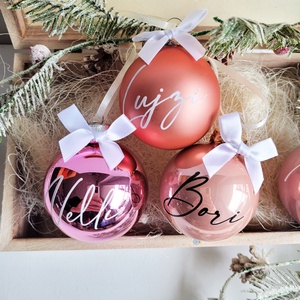 karácsonyi gömb névvel feliratozva, 6cm, választható gömb, név és masni szín, pink, rose gold, barack, Karácsony, Karácsonyi lakásdekoráció, Karácsonyfadíszek, Mindenmás, MESKA