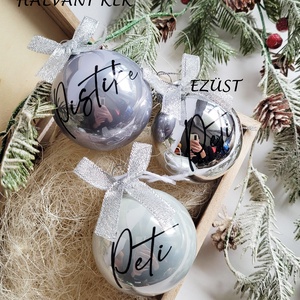 karácsonyi gömb névvel feliratozva, 6cm, választható gömb, név és masni szín, ezüst, halvány kék, gyöngyház - Meska.hu