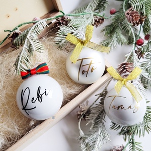 névre szóló karácsonyi gömb névvel feliratozva, 6cm, választható gömb, név és masni szín,fehér - karácsony - karácsonyi lakásdekoráció - karácsonyfadíszek - Meska.hu