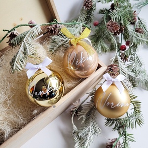 karácsonyi gömb névvel feliratozva, 6cm, választható gömb, név és masni szín, arany, pezsgő - Meska.hu