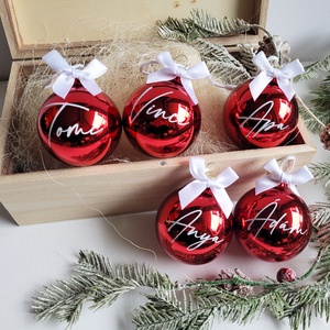 karácsonyi üveggömb névvel feliratozva, 6cm, választható gömb, név és masni szín, piros - Meska.hu