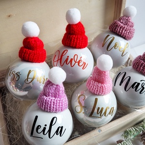 karácsonyi üveg gömb névvel feliratozva, üveg, 6cm, választható gömb, név és kötött mini sapka szín - Meska.hu