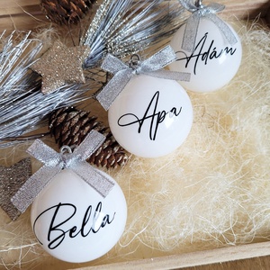 karácsonyi gömb névvel feliratozva, 6cm, választható név és masni szín, fehér - Meska.hu