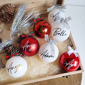 karácsonyi gömb névvel feliratozva, 6cm, választható név és masni szín, fehér, piros - Meska.hu