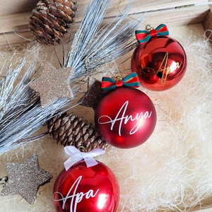 karácsonyi gömb névvel feliratozva, 6cm, választható név és masni szín, fehér, piros - karácsony - karácsonyi lakásdekoráció - karácsonyfadíszek - Meska.hu