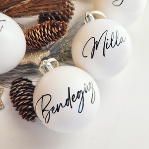 karácsonyi gömb névvel feliratozva, 8cm, választható név és masni szín, fehér - Meska.hu