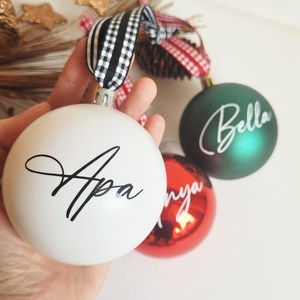 karácsonyi gömb névvel feliratozva, 8cm, választható gömb, név és szalag szín, Karácsony, Karácsonyi lakásdekoráció, Karácsonyfadíszek, Mindenmás, MESKA
