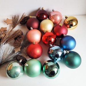 karácsonyi gömb névvel feliratozva, 8cm, választható gömb, név és szalag szín - karácsony - karácsonyi lakásdekoráció - karácsonyfadíszek - Meska.hu