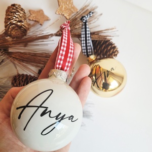 karácsonyi üveg gömb névvel feliratozva, 7cm, választható gömb, név szín - karácsony - karácsonyi lakásdekoráció - karácsonyfadíszek - Meska.hu
