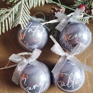 karácsonyi üveg gömb névvel feliratozva, fehér üveg, 6cm, választható gömb, név és masni szín - karácsony - karácsonyi lakásdekoráció - karácsonyfadíszek - Meska.hu
