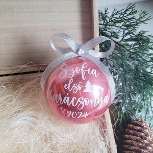 karácsonyi gömb dísz névvel feliratozva, 8cm, babád első karácsonya, választható gömb, felirat, szín - karácsony - karácsonyi lakásdekoráció - karácsonyfadíszek - Meska.hu