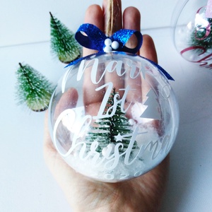 karácsonyi gömb dísz szöveggel feliratozva, Mini Fenyővel És Műhóval, Választható Felirat, fenyő és Masni Szín - Meska.hu