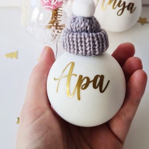 karácsonyi üveg gömb névvel feliratozva, üveg, 6cm, választható gömb, név és kötött mini sapka szín - Meska.hu