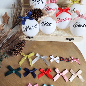 karácsonyi gömb névvel feliratozva, 6cm, választható név és masni szín, fehér, piros - karácsony - karácsonyi lakásdekoráció - karácsonyfadíszek - Meska.hu