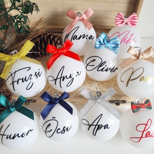 karácsonyi gömb névvel feliratozva, 6cm, választható név és masni szín, fehér, piros - karácsony - karácsonyi lakásdekoráció - karácsonyfadíszek - Meska.hu