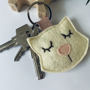 Aranyos cicás kulcstartó  Kézzel készített gyapjúfilcből - táska & tok - kulcstartó & táskadísz - kulcstartó - Meska.hu