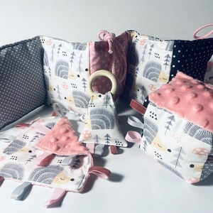 Babaköszöntő ajándékcsomag  kézműves babakocka, rácsvédő, rágóka és címkerongyi újszülötteknek, Játék & Sport, Babalátogató ajándékcsomag, Varrás, MESKA