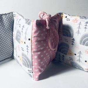 Babaköszöntő ajándékcsomag  kézműves babakocka, rácsvédő, rágóka és címkerongyi újszülötteknek - játék & sport - babalátogató ajándékcsomag - Meska.hu