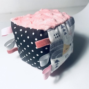 Babaköszöntő ajándékcsomag  kézműves babakocka, rácsvédő, rágóka és címkerongyi újszülötteknek - játék & sport - babalátogató ajándékcsomag - Meska.hu