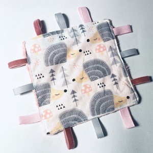 Babaköszöntő ajándékcsomag  kézműves babakocka, rácsvédő, rágóka és címkerongyi újszülötteknek - játék & sport - babalátogató ajándékcsomag - Meska.hu