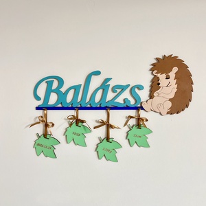 Sünis névtábla gyerekszobába, ajtóra fából, gyerekszoba dekoráció, babaváró buliba ajándékötlet, Otthon & Életmód, Babaszoba, gyerekszoba, Babaszoba dekoráció, Festett tárgyak, Famegmunkálás, MESKA