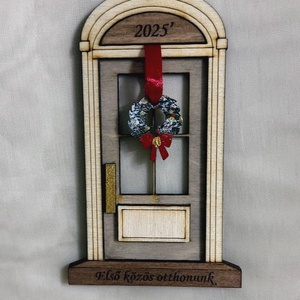 Ajtó adventi koszorúval több rétegű kézzel festett karácsonyfadísz fából  - karácsony - karácsonyi lakásdekoráció - karácsonyfadíszek - Meska.hu