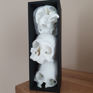 Több koponyás könyvtámasz dobozban � 3D nyomtatott gothic lakásdekoráció - otthon & életmód - dekoráció - asztal és polc dekoráció - könyvtámasz - Meska.hu