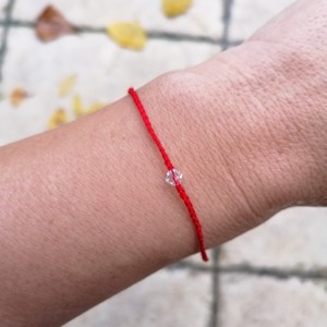 Piros Védelmező karkötő - Preciosa - ékszer - karkötő - gyöngyös karkötő - Meska.hu