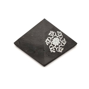 Shungit piramis lótusz om ezüst matricás 6cm - Meska.hu