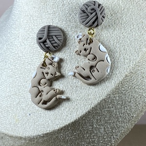 Cica-gombolyaggal fülbevaló - ékszer - ékszerszett - Meska.hu