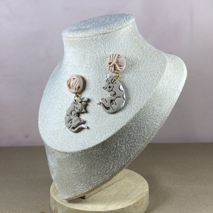 Cica-gombolyaggal fülbevaló - Meska.hu