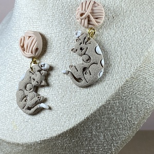 Cica-gombolyaggal fülbevaló - ékszer - ékszerszett - Meska.hu