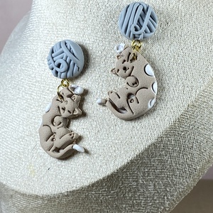 Cica-gombolyaggal fülbevaló - ékszer - ékszerszett - Meska.hu