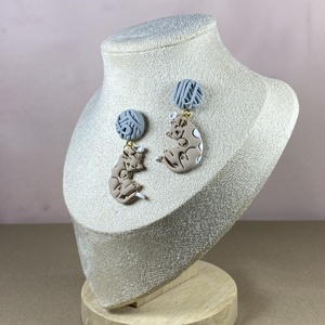 Cica-gombolyaggal fülbevaló - Meska.hu