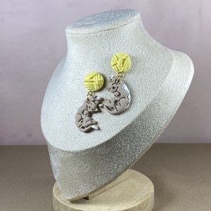 Cica-gombolyaggal fülbevaló - Meska.hu