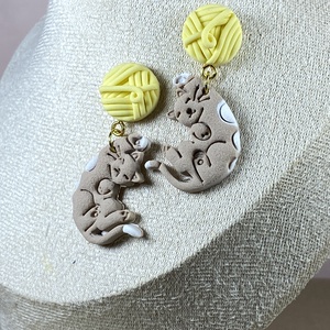 Cica-gombolyaggal fülbevaló - ékszer - ékszerszett - Meska.hu