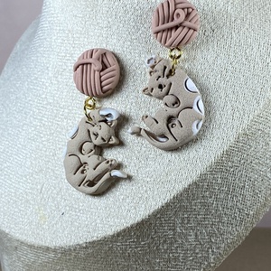 Cica-gombolyaggal fülbevaló - Meska.hu