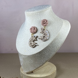 Cica-gombolyaggal fülbevaló - ékszer - ékszerszett - Meska.hu