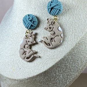 Cica-gombolyaggal fülbevaló - ékszer - ékszerszett - Meska.hu