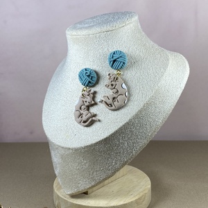 Cica-gombolyaggal fülbevaló - Meska.hu