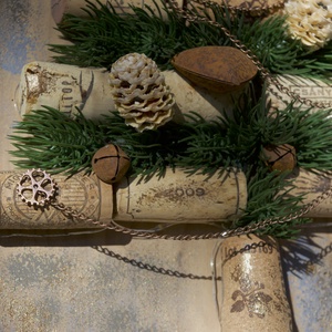 Karácsonyi - téli ajtódísz parafadugókkal LED világítással - karácsony - karácsonyi lakásdekoráció - karácsonyi ajtódíszek - Meska.hu