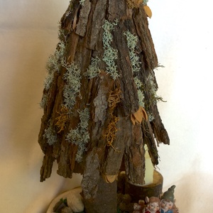 Karácsonyi dekoráció, koboldpárral, fakéregből készült fával - karácsony - karácsonyi lakásdekoráció - karácsonyi lakásdíszek - Meska.hu