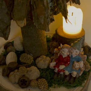 Karácsonyi dekoráció, koboldpárral, fakéregből készült fával - karácsony - karácsonyi lakásdekoráció - karácsonyi lakásdíszek - Meska.hu