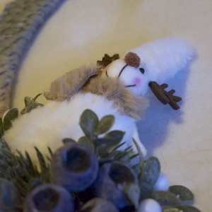 Felemás beige-hamvas kopogtató szarvas figurával - karácsony - karácsonyi lakásdekoráció - karácsonyi ajtódíszek - Meska.hu