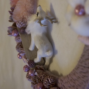 Rózsaszínszürkés átmenetes ajtódísz  puha, romantikus téli hangulattal - karácsony - karácsonyi lakásdekoráció - karácsonyi ajtódíszek - Meska.hu