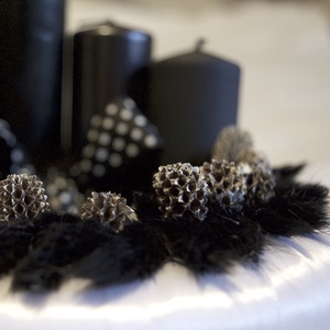 Black and White Advent - visszafogottan extrém, mégis ünnepi hangulatban - karácsony - adventi díszek - adventi koszorú - Meska.hu