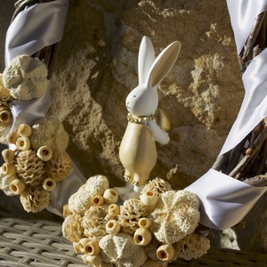 Tojás alakú ajtódísz, fehér nyuszi figurával - ünnepi díszek, dekorációk - húsvéti díszek és dekorációk - húsvéti ajtódísz, kopogtató - Meska.hu