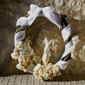 Tojás alakú ajtódísz, fehér nyuszi figurával - ünnepi díszek, dekorációk - húsvéti díszek és dekorációk - húsvéti ajtódísz, kopogtató - Meska.hu